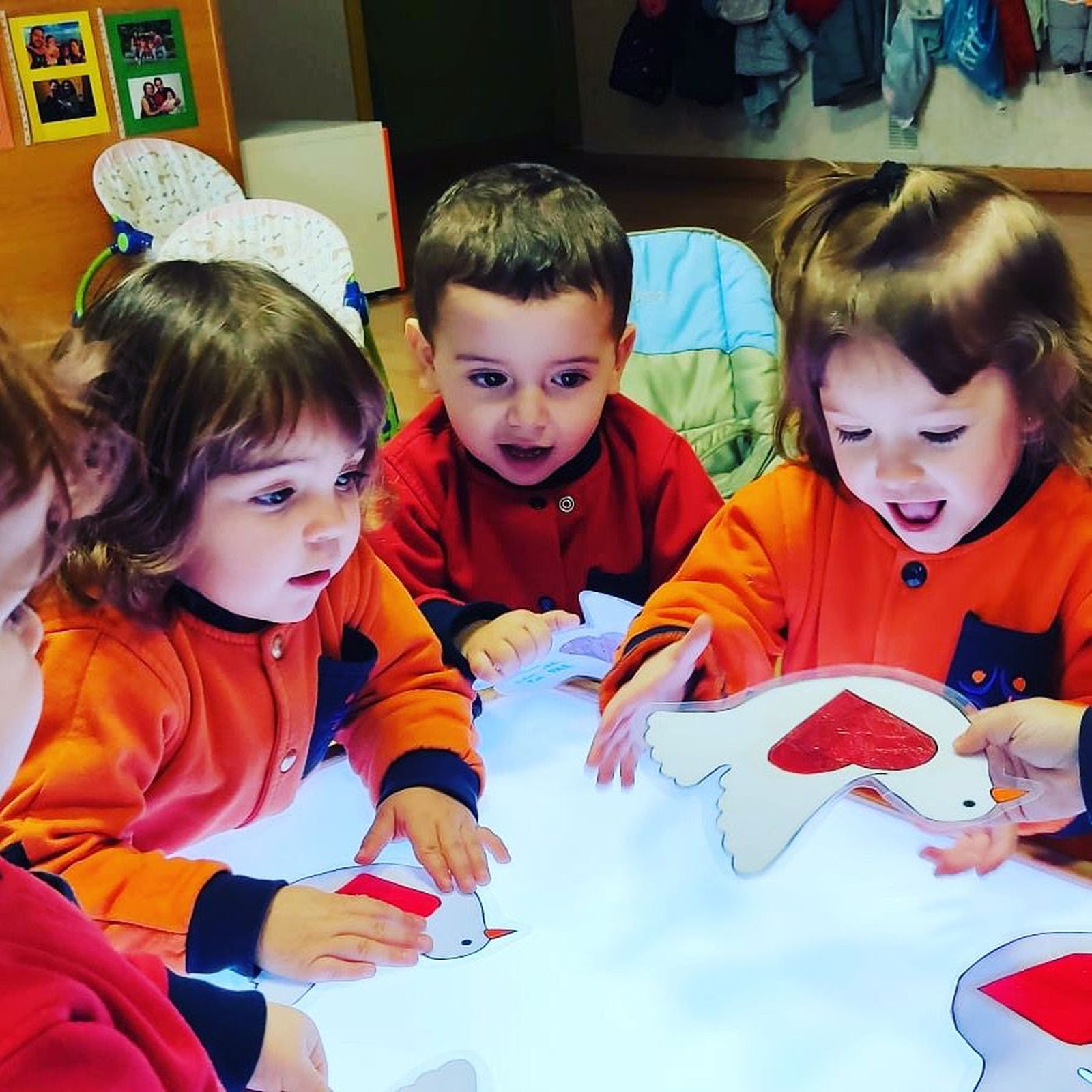 Alumnos de lnfantil usando metodologías experimentales y vivenciales
