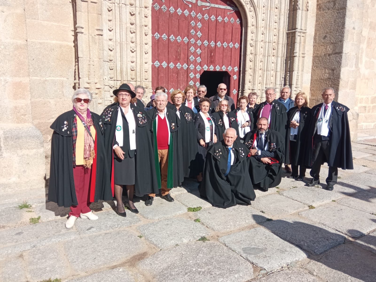 Santiagueses participantes en la misa que ha tenido lugar con motivo de su fiesta de la capa