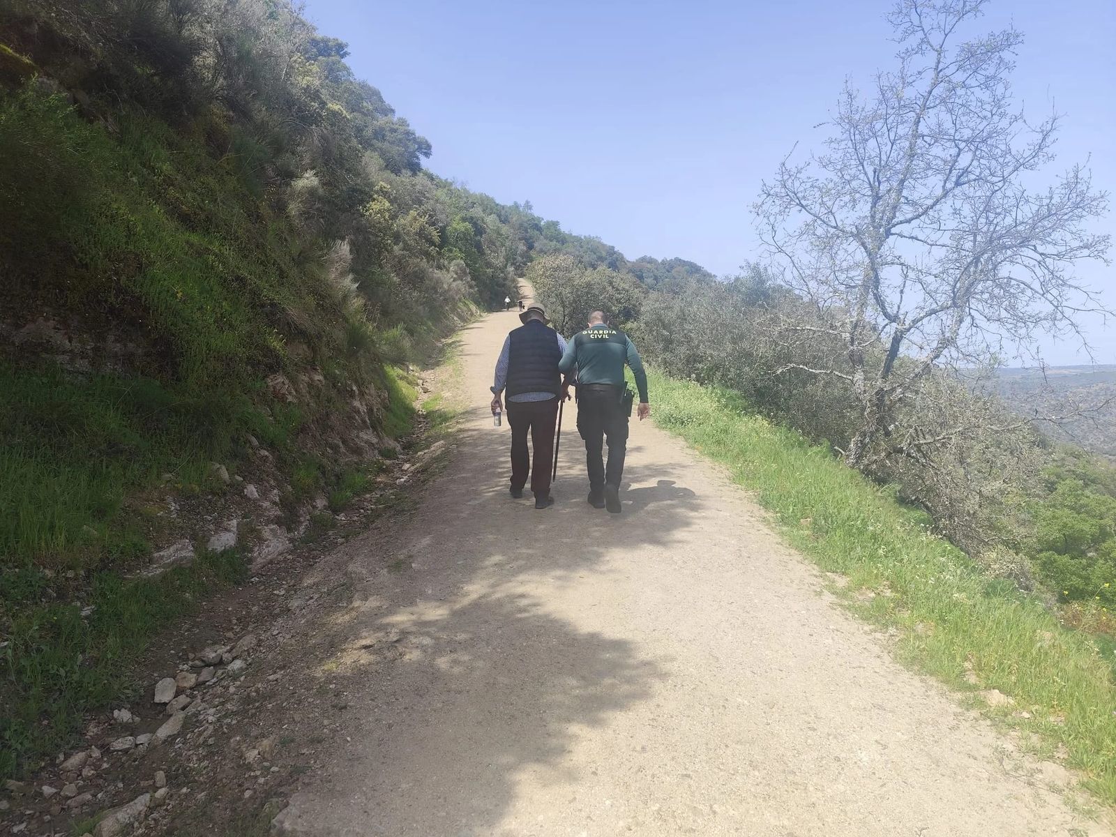 Un agente de la Guardia Civil acompaña al varón en el entorno del Pozo de los Humos