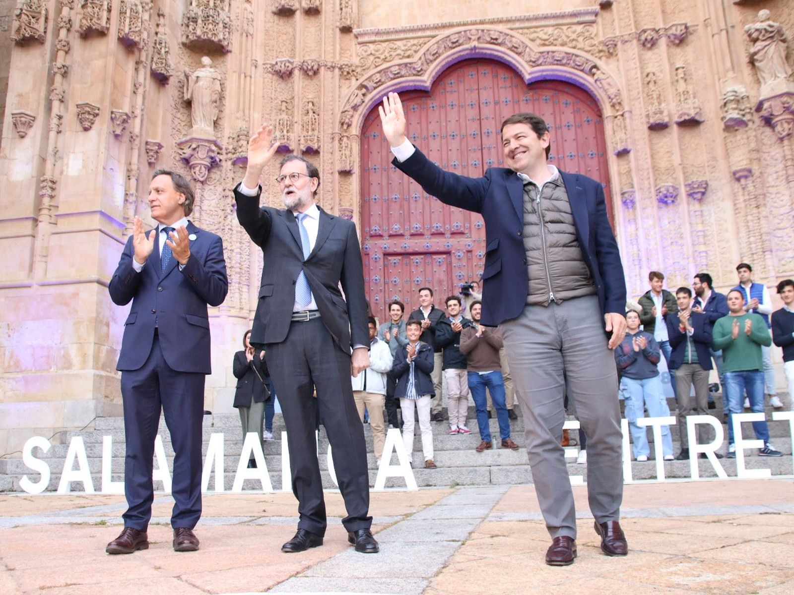 Mariano Rajoy y Alfonso Fernández Mañueco arropan a Carbayo en un mitin multitudinario en el Patio Chico
