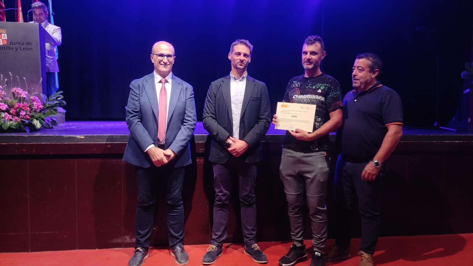 Entrega de un diploma en el acto de clausura de los programas mixtos de formación y empleo celebrados en Zamora.