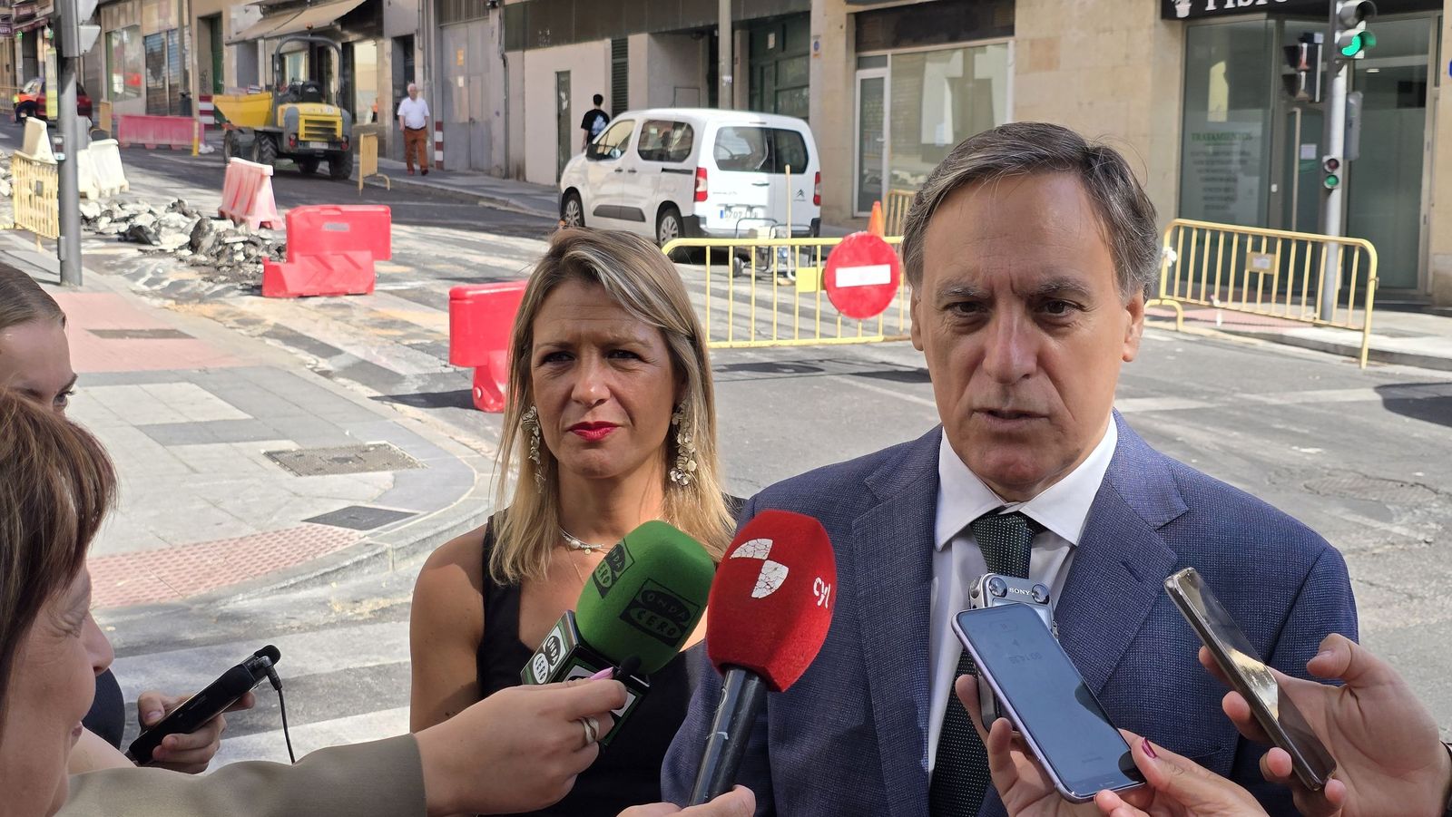 El alcalde de Salamanca, Carlos García Carbayo, visitas las obras de renovación de redes de abastecimiento de agua en el barrio Prosperidad