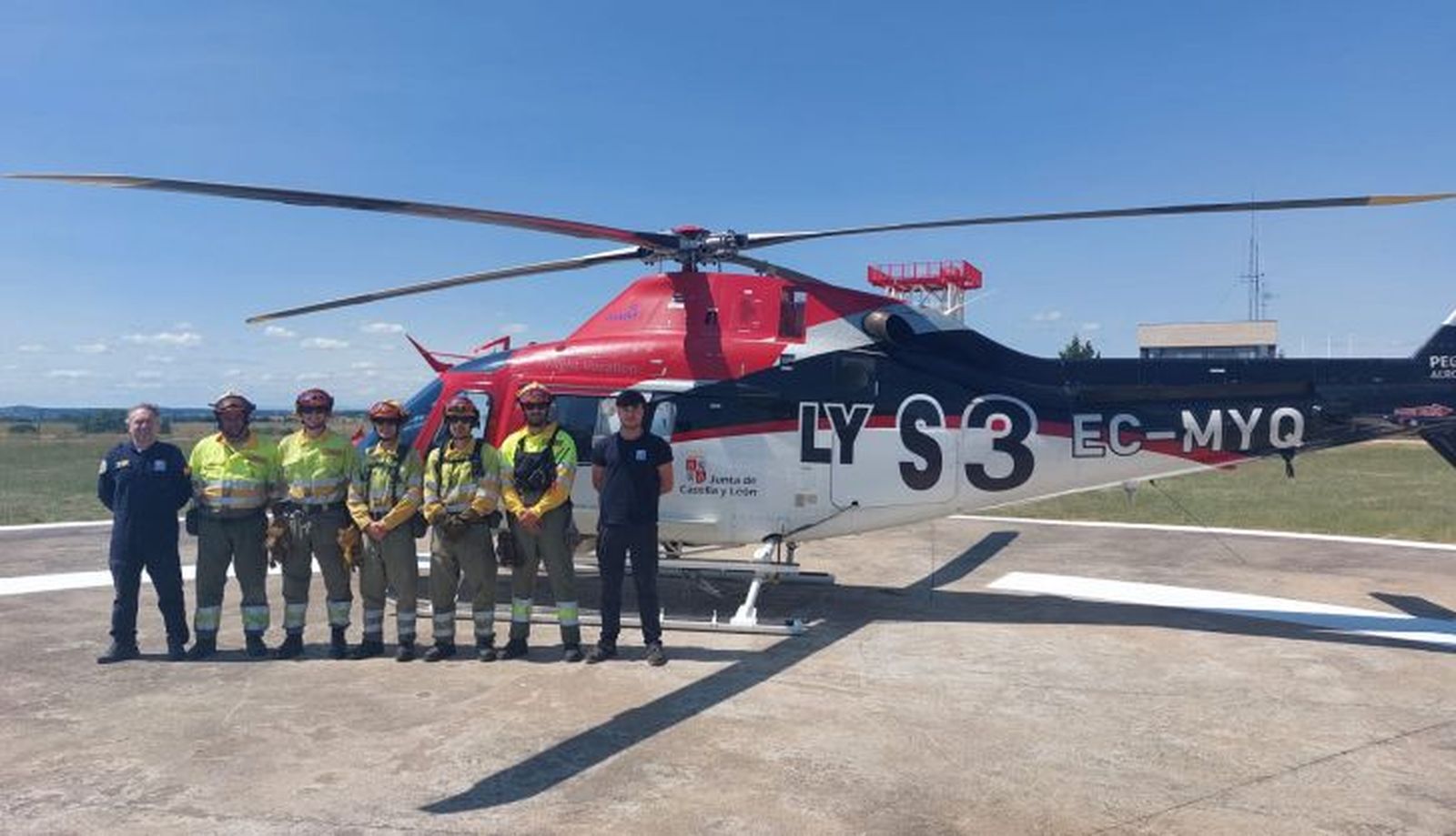 Brigada helitransportada de la base de Guadramiro LY-S3. Foto @naturalezacyl Brigada helitransportada de la base de Guadramiro LY-S3. Foto @naturalezacyl
