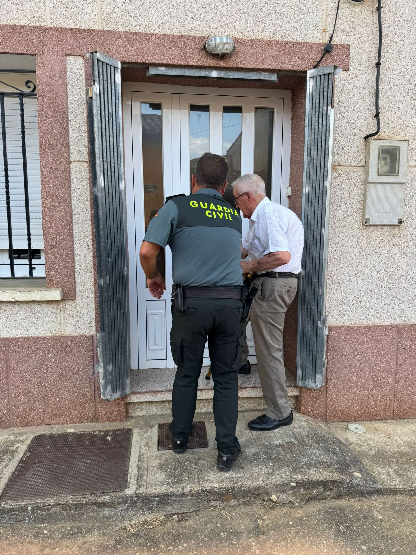 Las desoladoras imágenes del incendio que ha afectado a Molezuelas de la Carballeda, Uña de Quintana y Cubo de Benavente