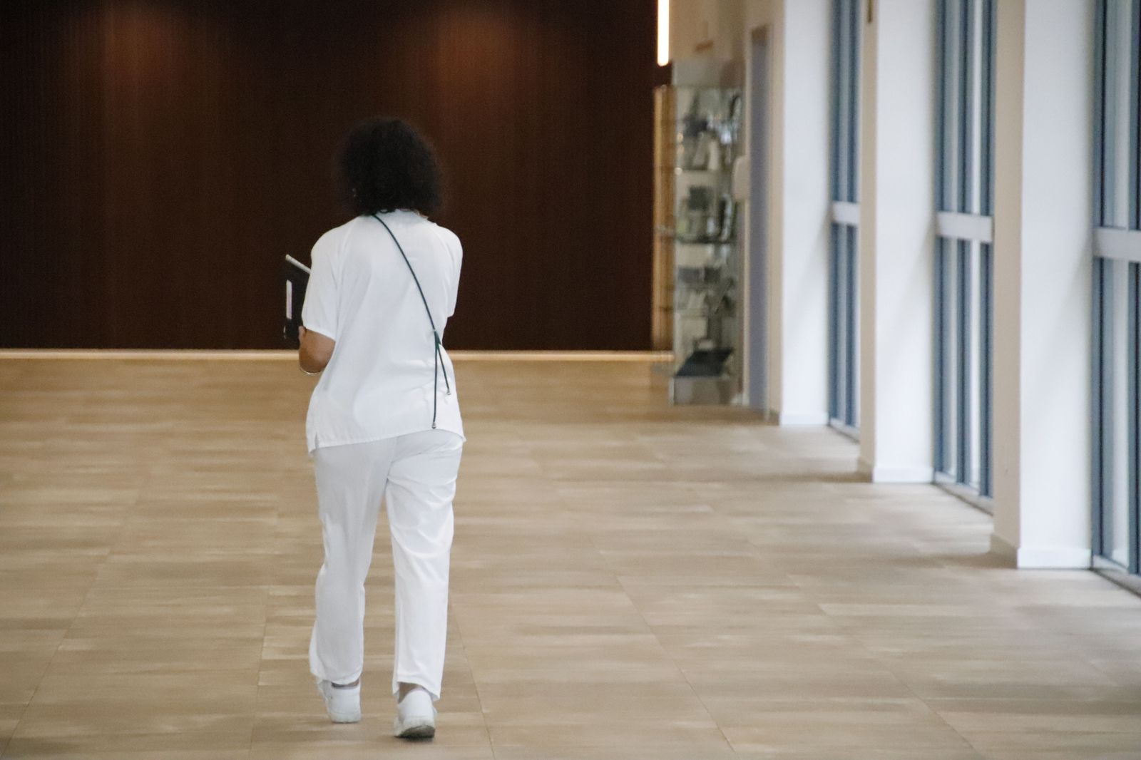 Un sanitario camina por el Hospital de Salamanca