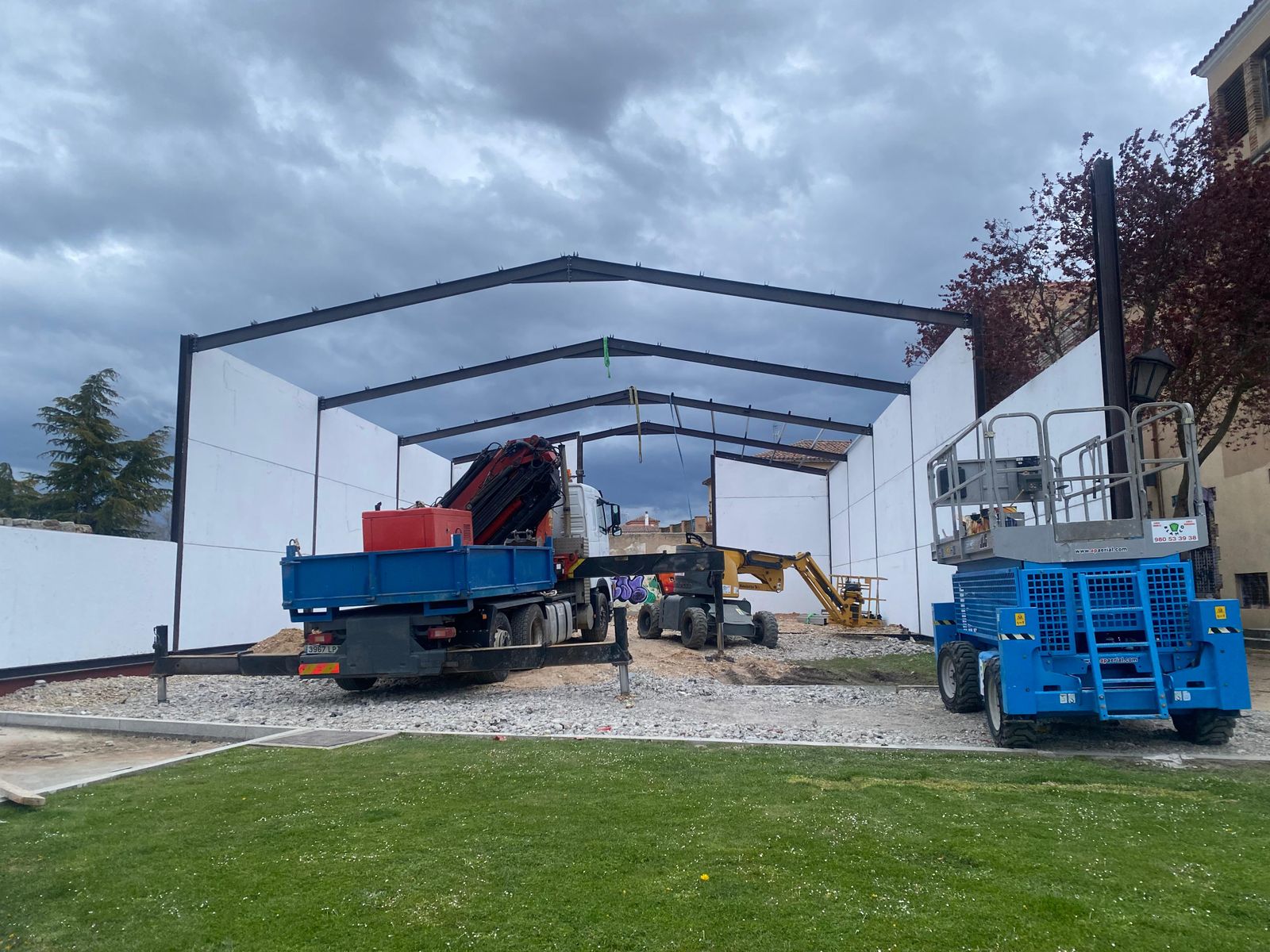 La carpa de San Bernabé sigue avanzando en su montaje