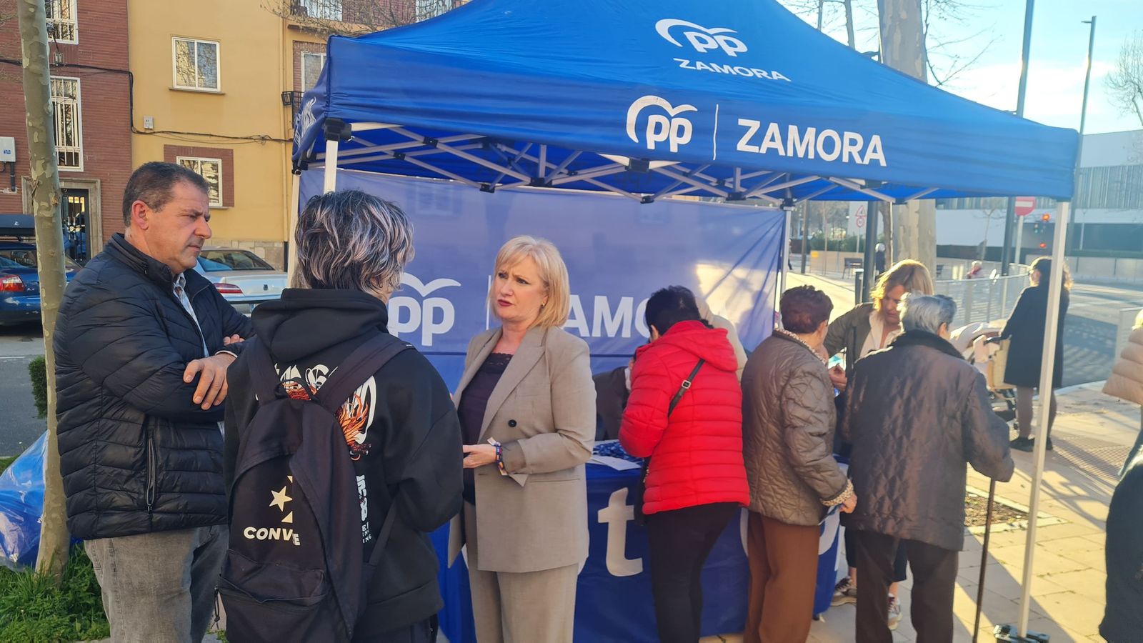 Leticia García Sánchez durante la visita a la Mesa Electoral instalada en el barrio de Los Bloques de la capital zamorana
