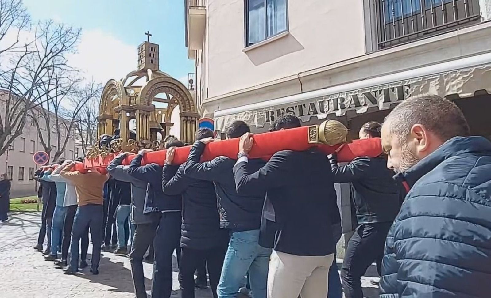VÍDEO | Así se ha vivido el traslado del pebetero del Silencio este Miércoles Santo