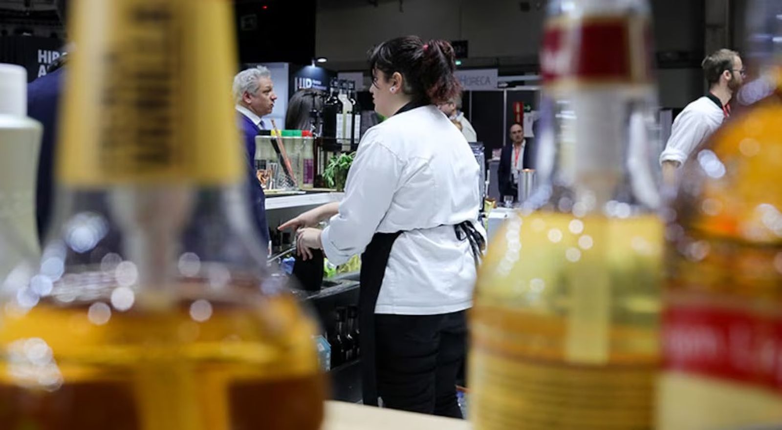 Una camarera trabajando en un bar de Madrid (EuropaPress)