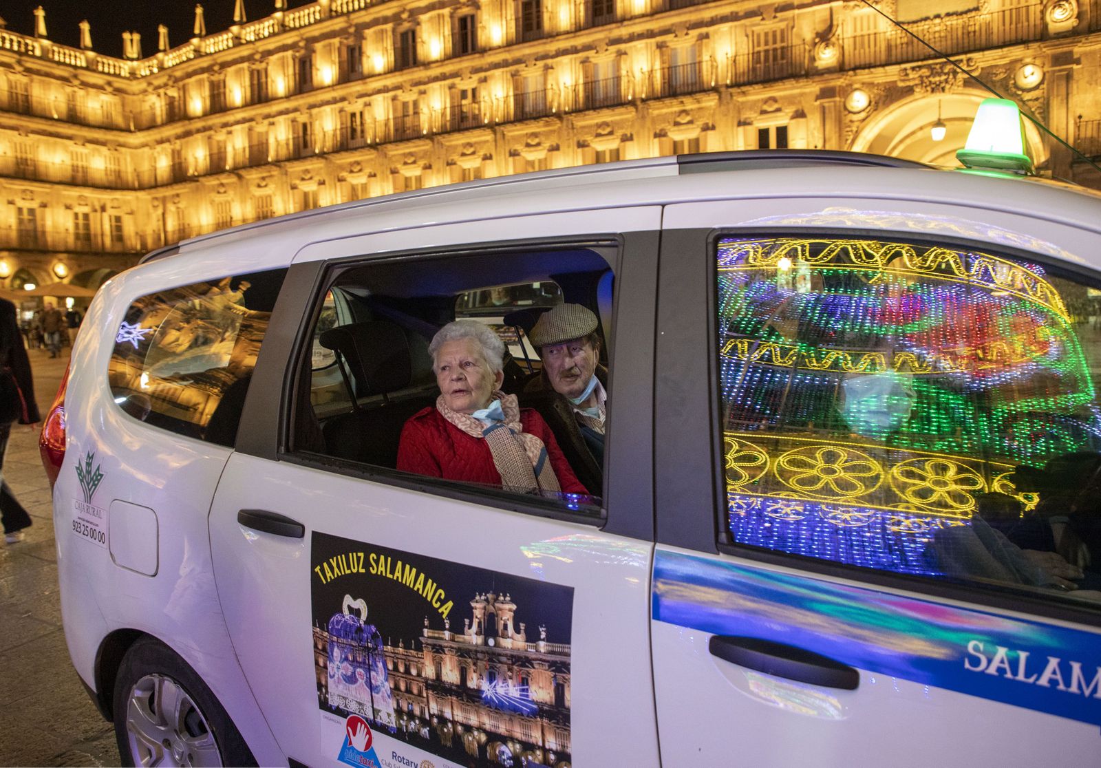La iniciativa Taxiluz, promovida por Roraty Club Salamanca, acerca a las personas mayores de las residencias de la ciudad a disfrutar de la iluminación de Navidad de manera altruista   Foto Agencia ICAL (Susana Martín) (1 (3)