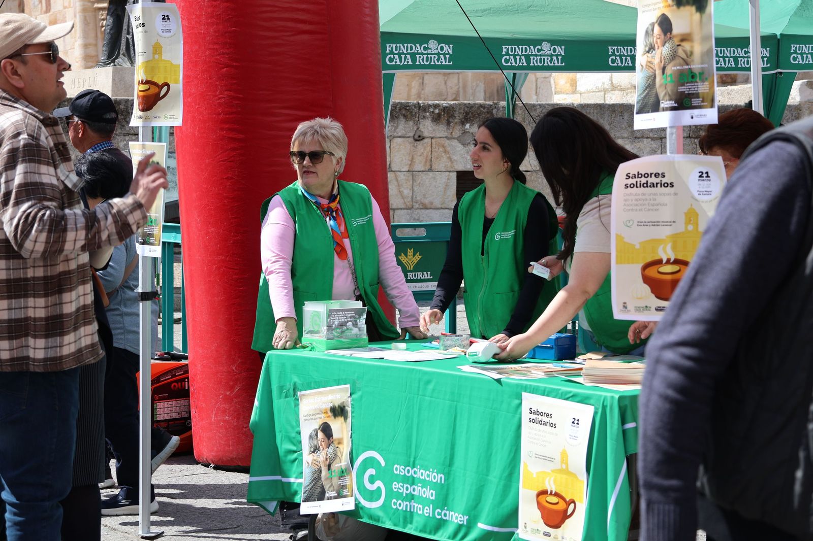 GALERÍA | Decenas de zamoranos disfrutan de las sopas de ajo más solidarias