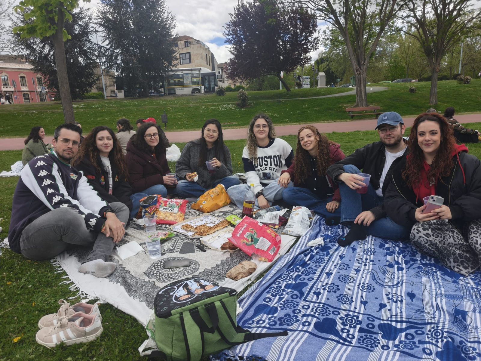Un multitudinario Lunes de Aguas en Salamanca llena la ribera del Tormes