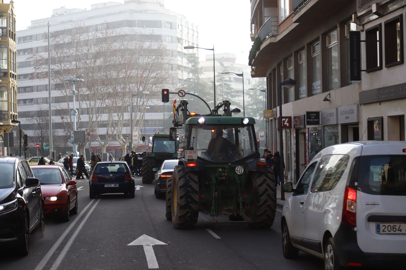 Imagen de los tractores en la avenida Alfonso IX