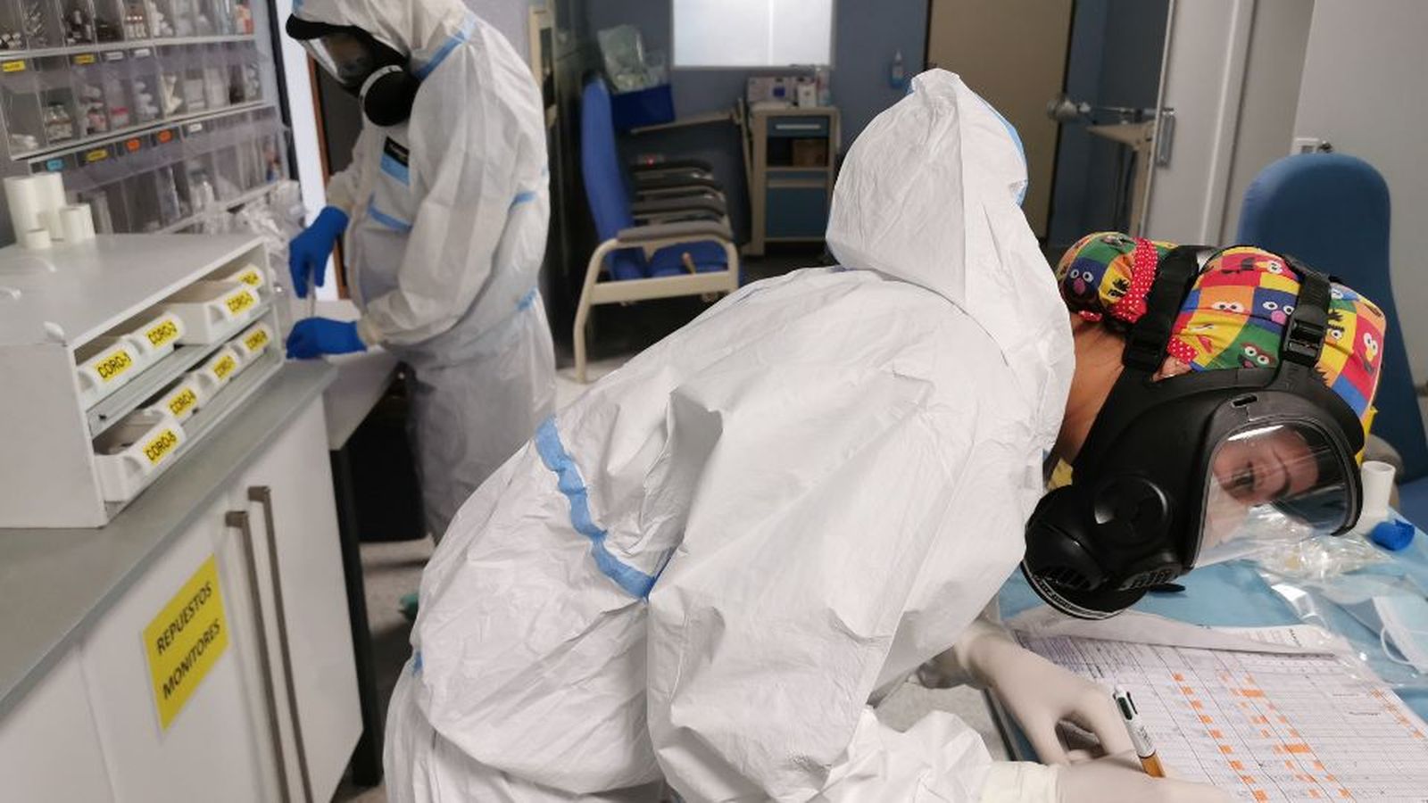 Un sanitario trabaja en un hospital | Foto: EP
