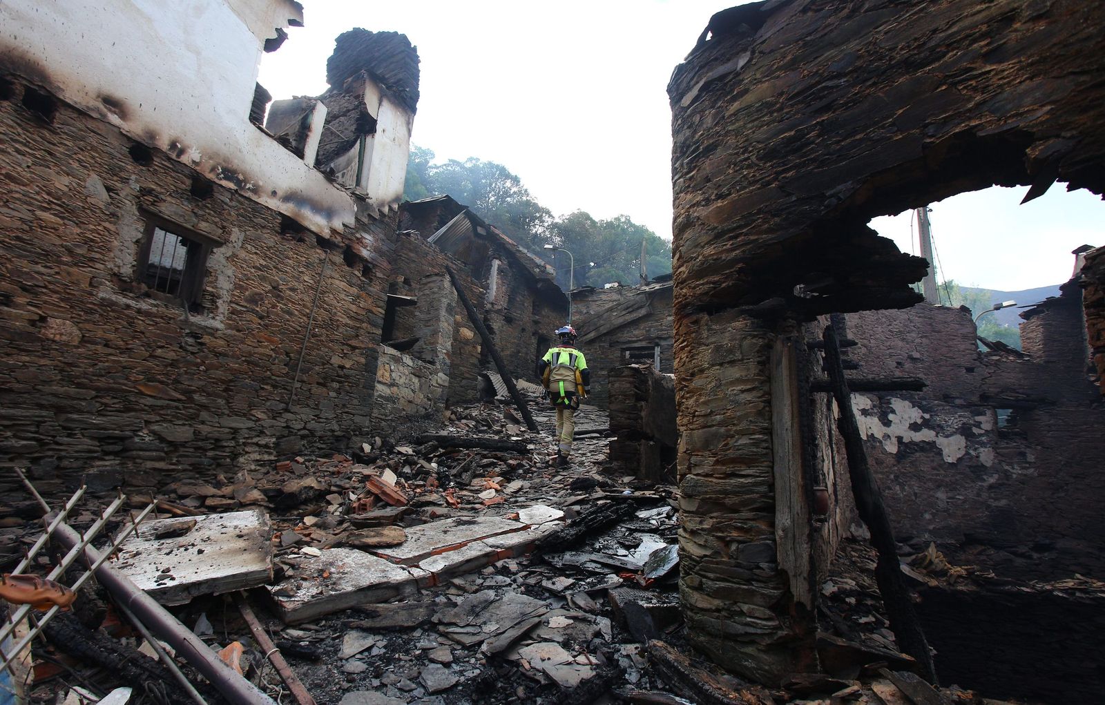 Bomberos del Ayuntamiento de Soria acuden a apagar rescoldos de casas incendiadas en el pueblo de Lusio (LeÃ³n)