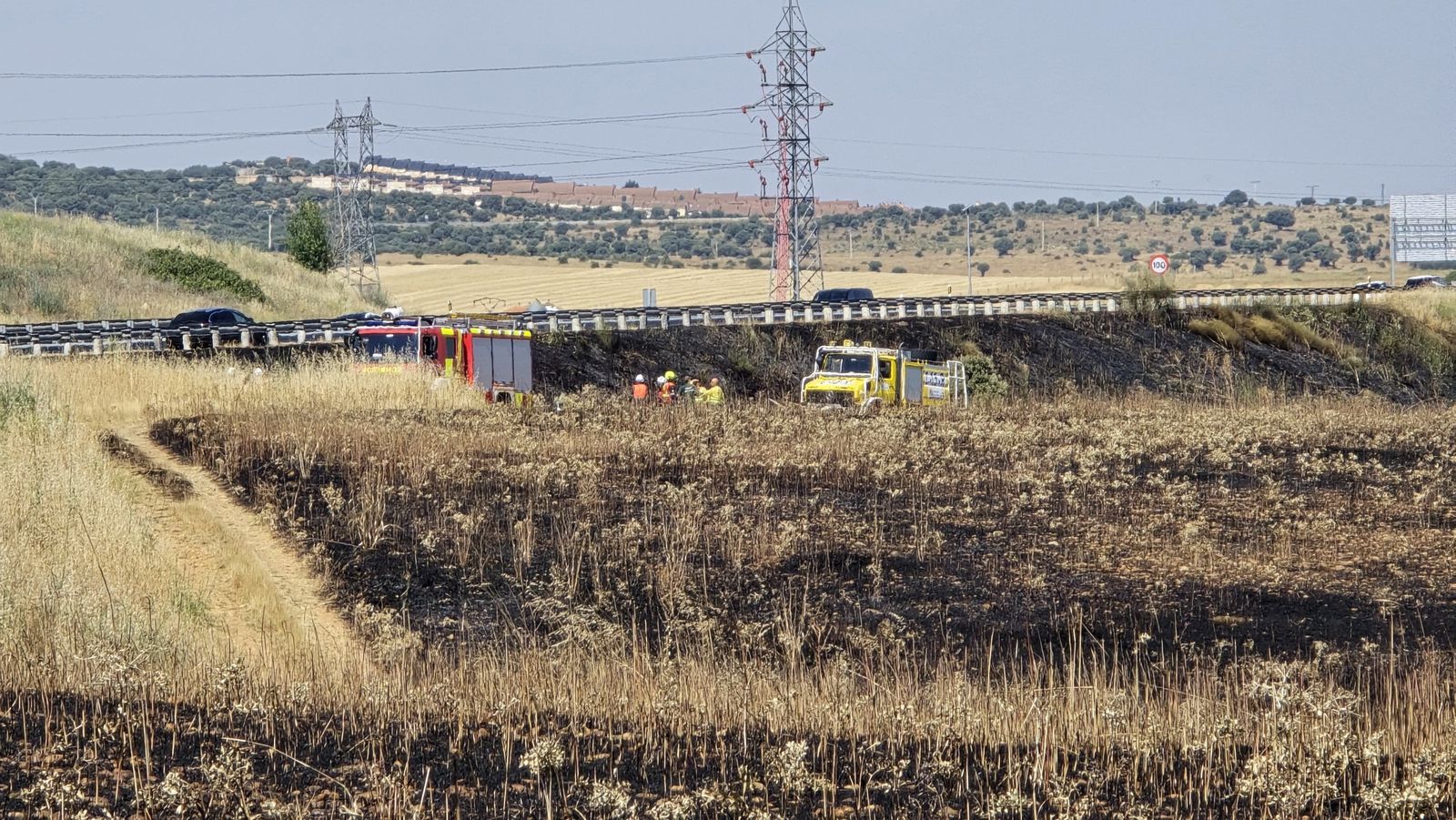 Bomberos desplegados en Aldeatejada por un incendio. 28 de junio de 2025