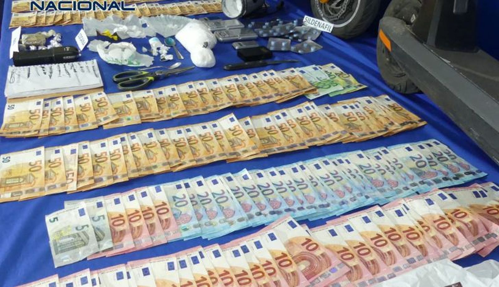 Cocaína, hachís, una pistola táser, vehículos, patinetes y dinero en efectivo