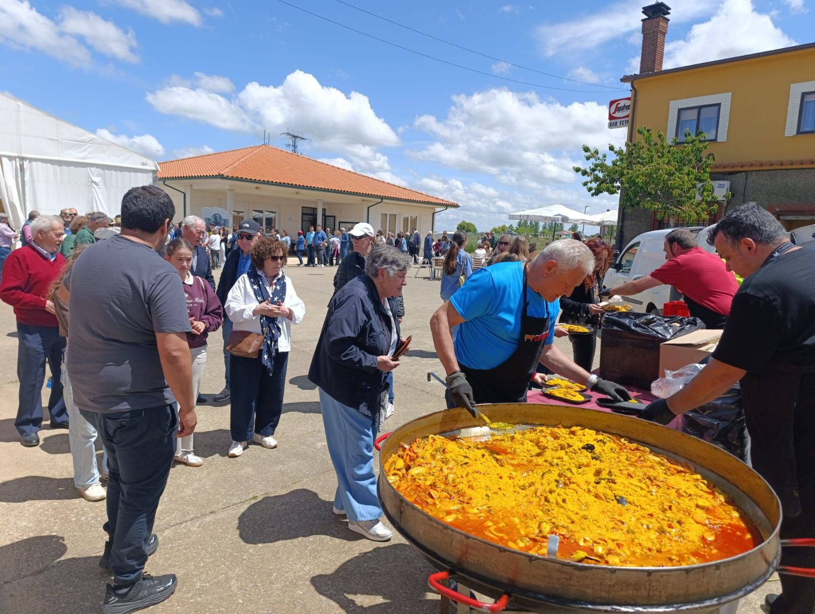 Cabrillas pone el broche a sus fiestas con una gran comida popular