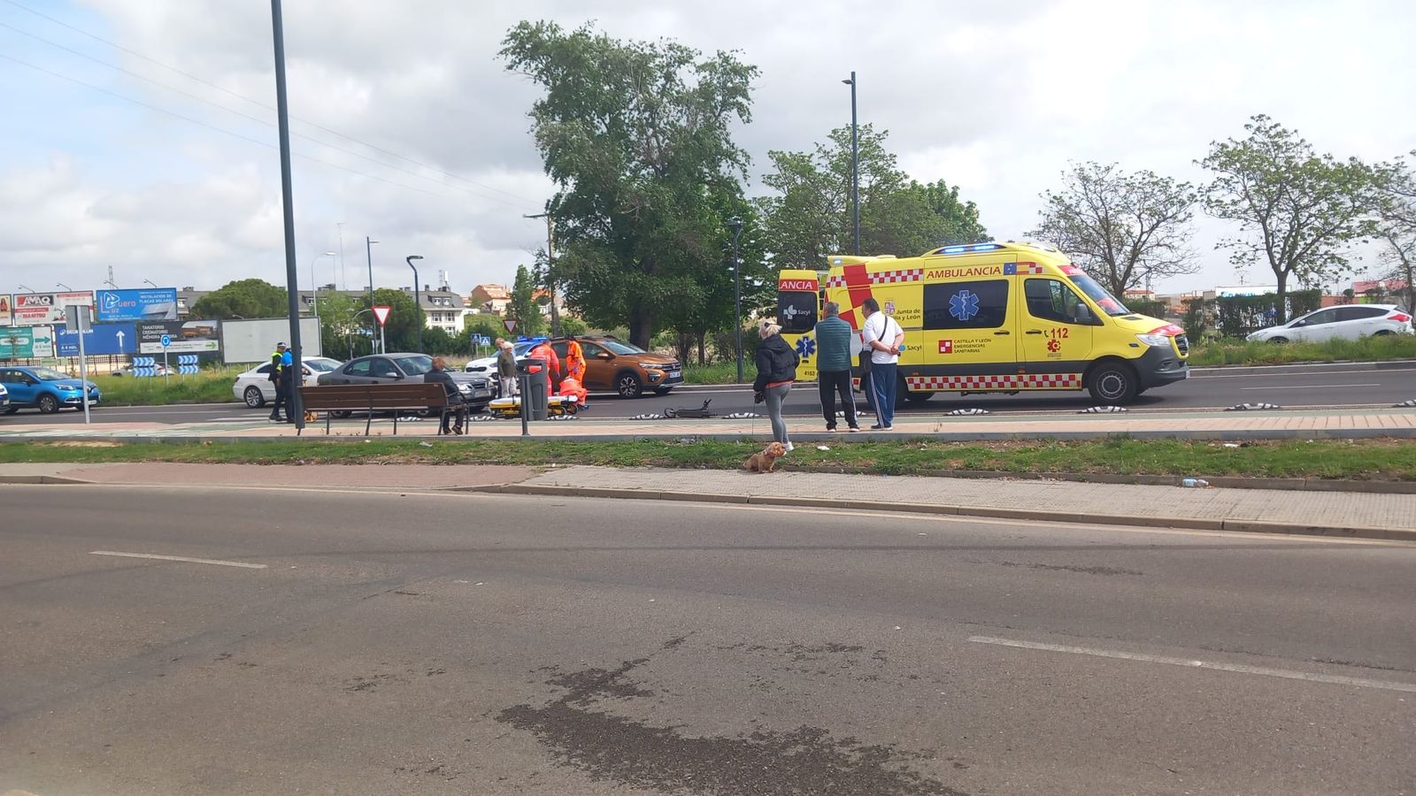 Ambulancia y Policía en Cardenal Cisneros atendiendo al herido este miércoles