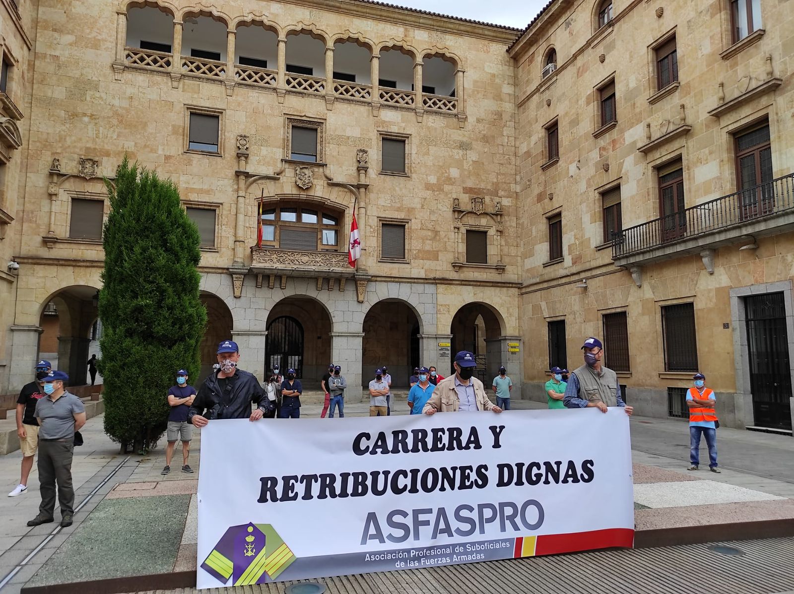 militares-salmantinos-se-manifiestan-frente-a-la-subdelegacion-del-gobierno-por-un-sueldo-digo-5