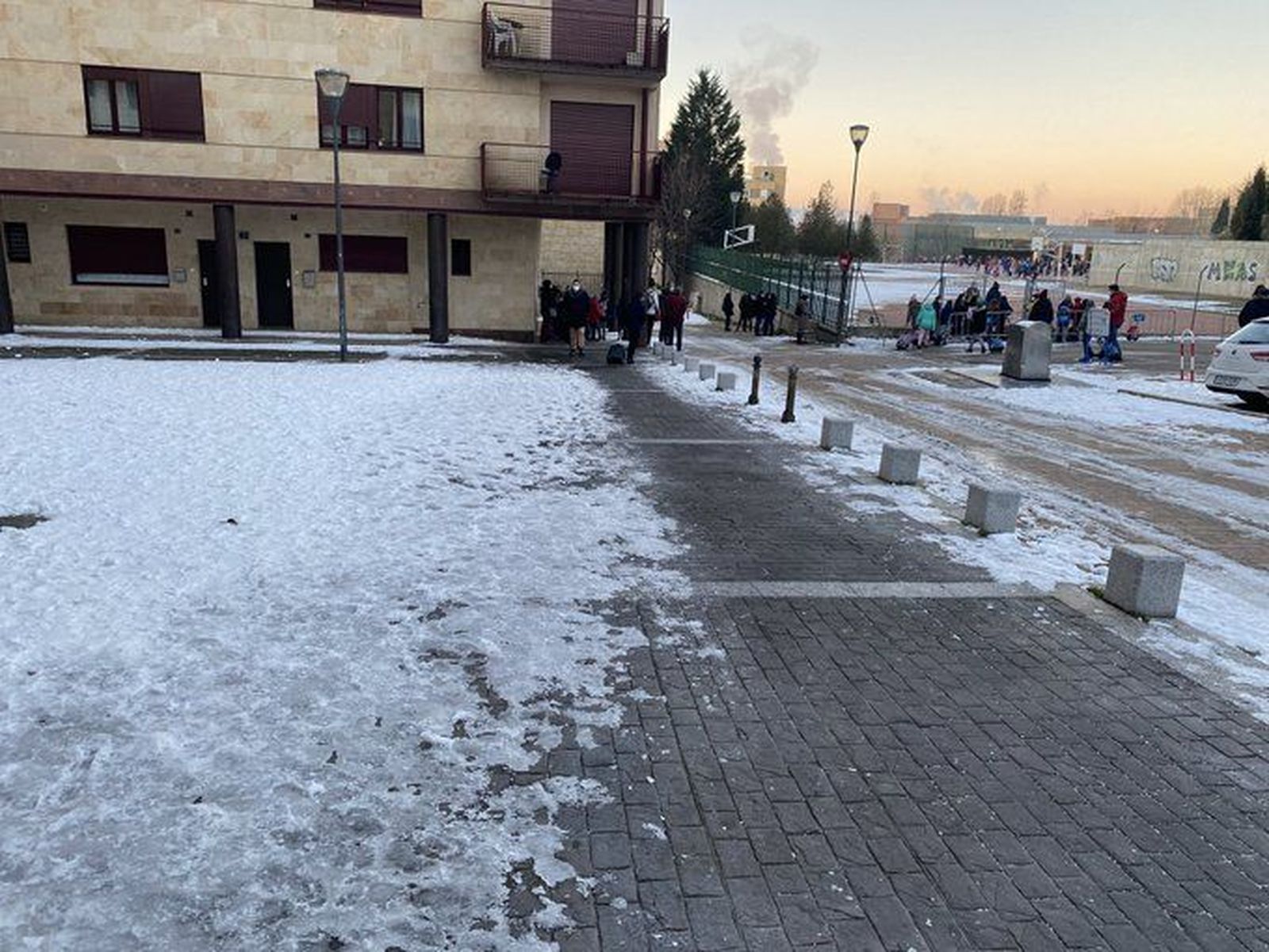 Hielo y nieve en la calle Norberto Cuesta Dutari