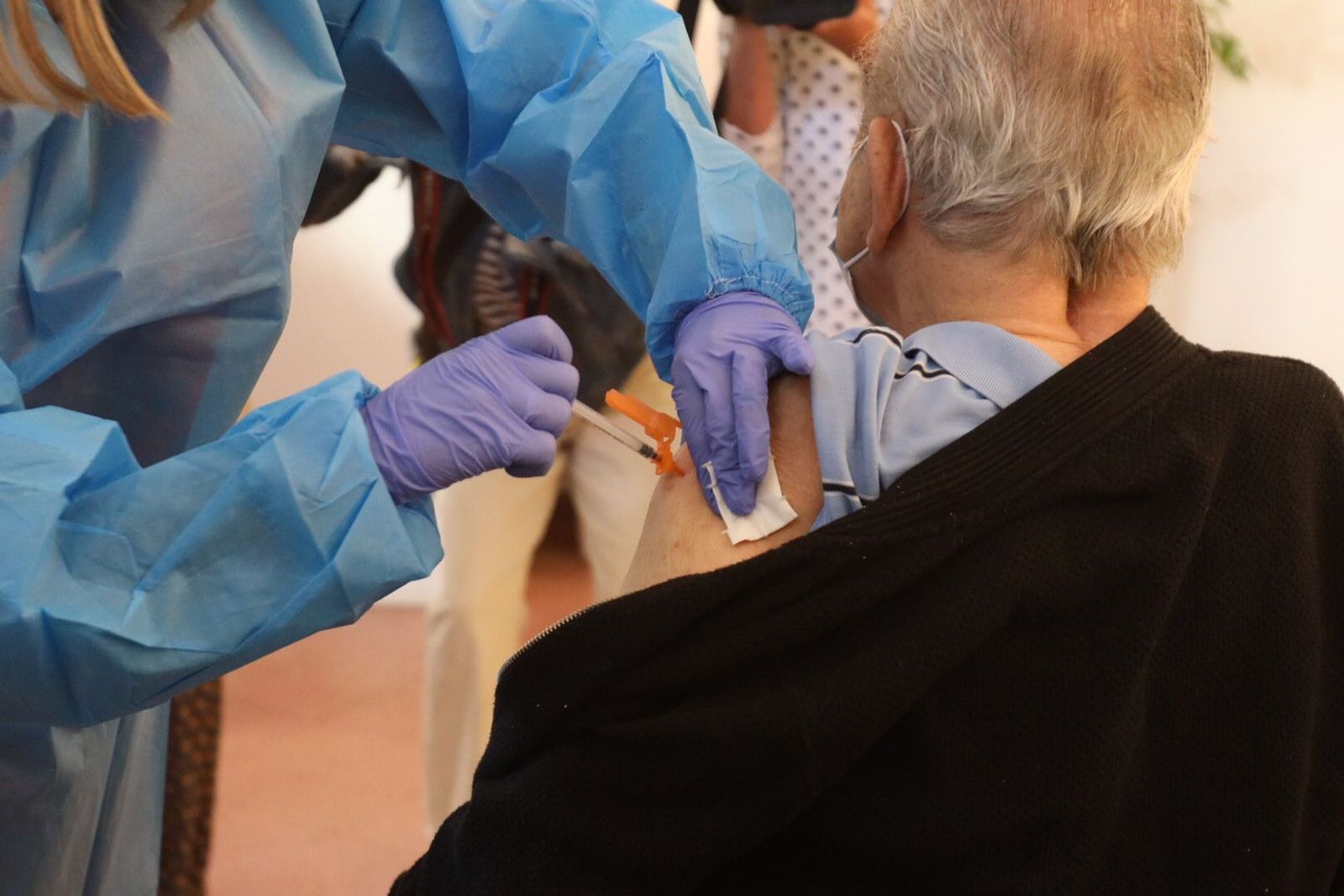 Vacunación con la tercera dosis en la residencia San Juan de Sahagún de Salamanca