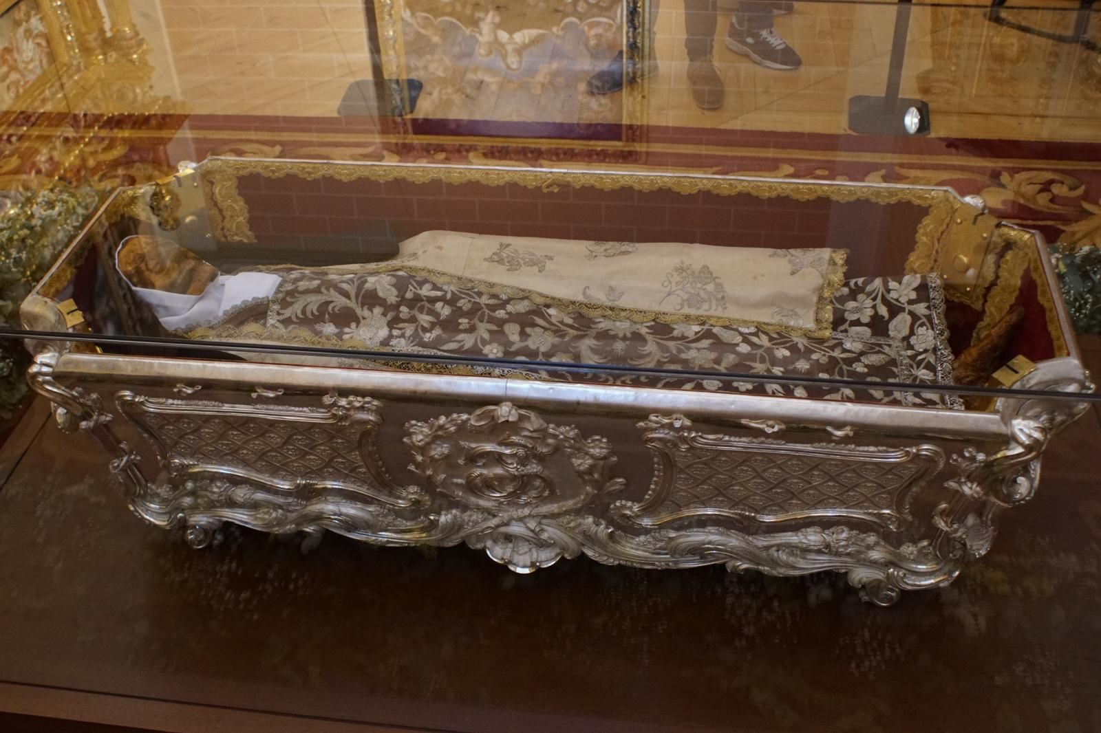 apertura-de-la-basilica-de-la-anunciacion-para-venerar-el-cuerpo-de-santa-teresa-en-alba-de-tormes-fotos-juanes-18