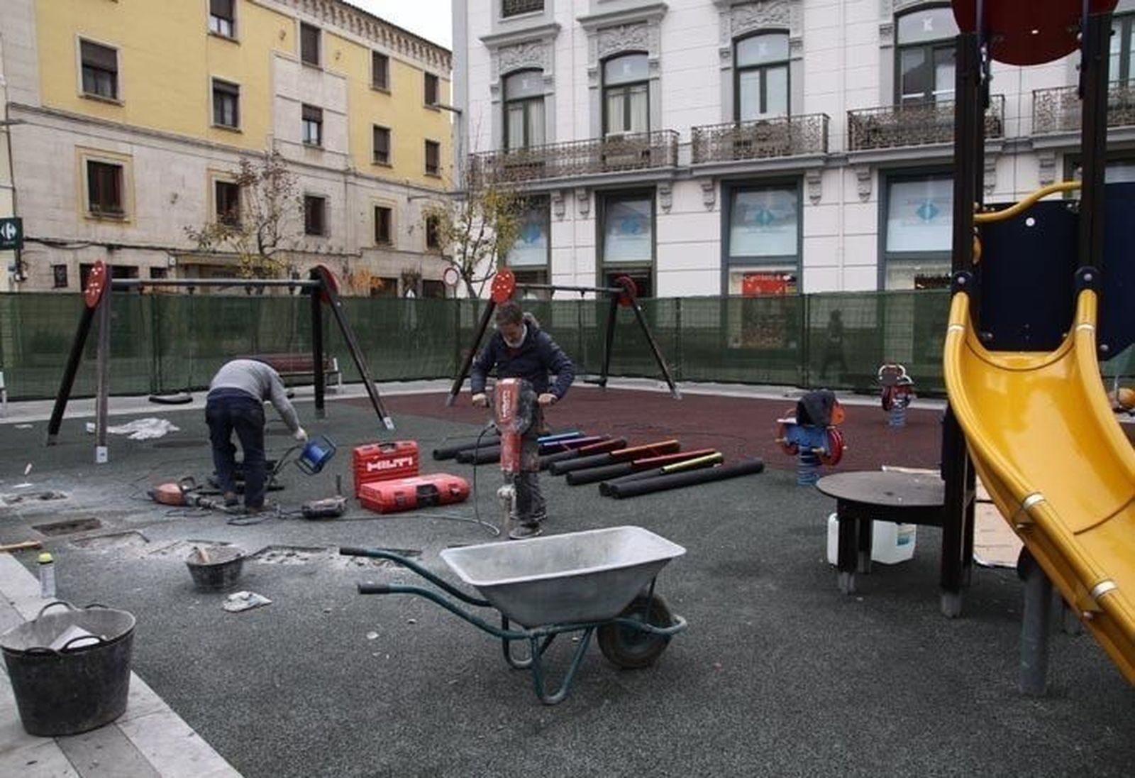 El Ayuntamiento comienza la instalación de juegos infantiles adaptados en varios parques