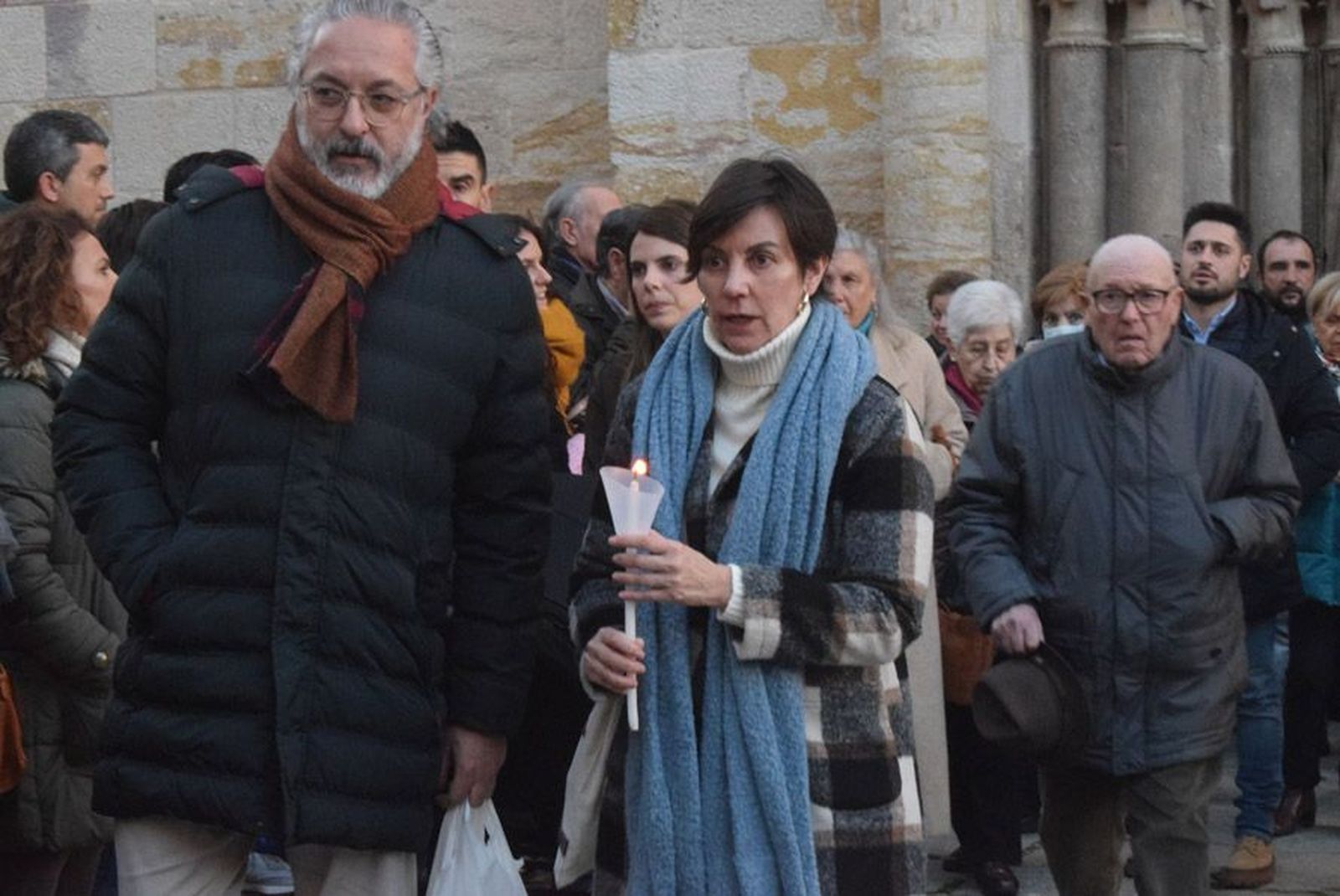 las-candelas-vuelven-a-unir-la-iglesia-de-san-juan-con-la-de-san-vicente-49