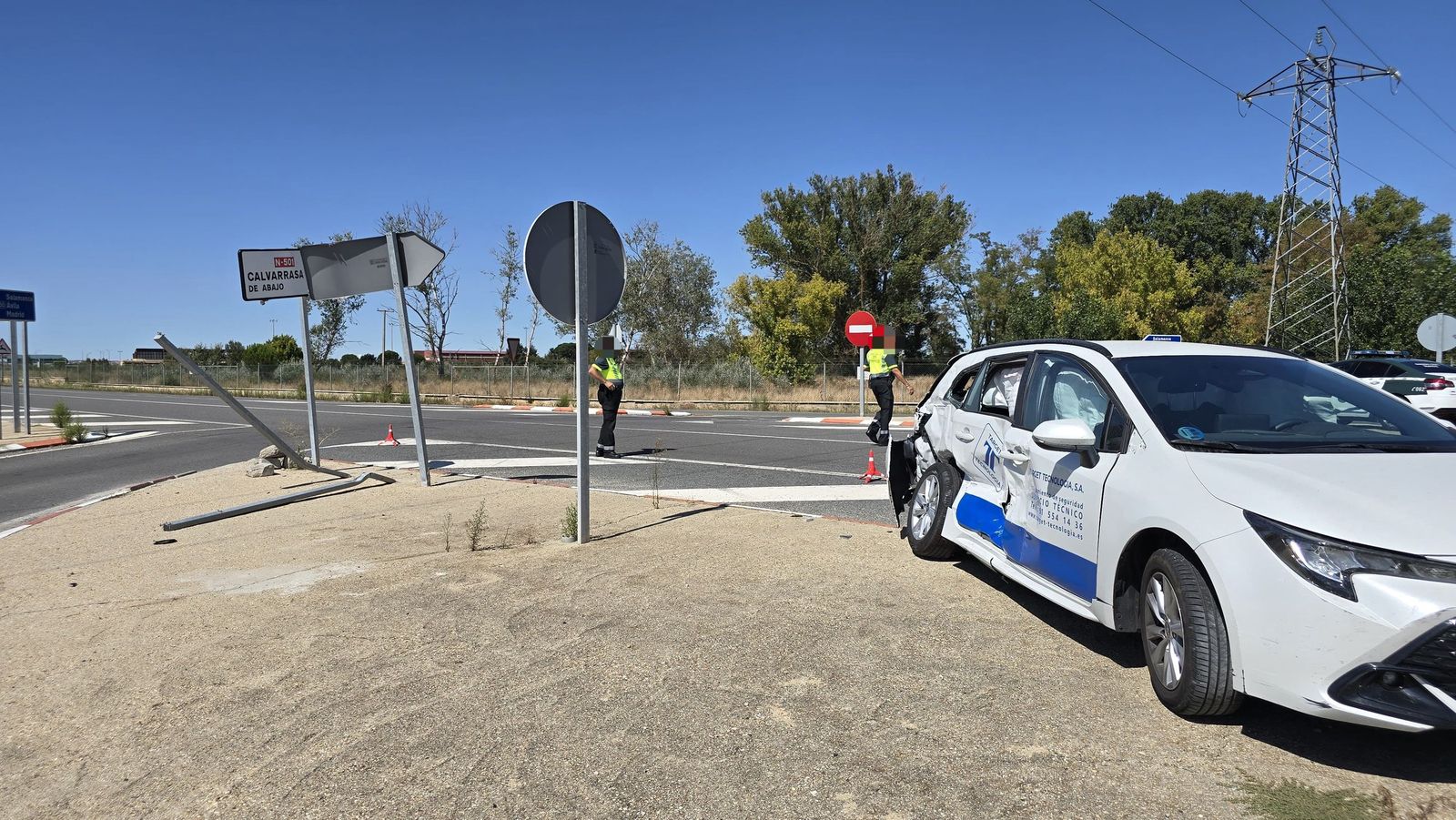 Colisión de un coche y un bus de Avanza en Machacón
