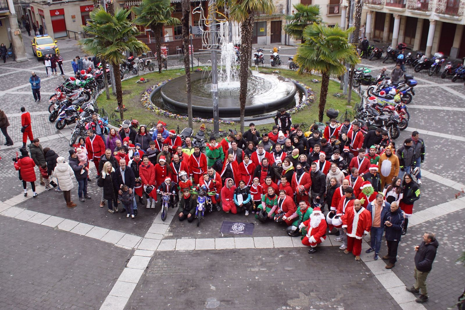 Alba de Tormes se despierta con el ruido de la 'Papanoelada motera' presidida por Papá Noel