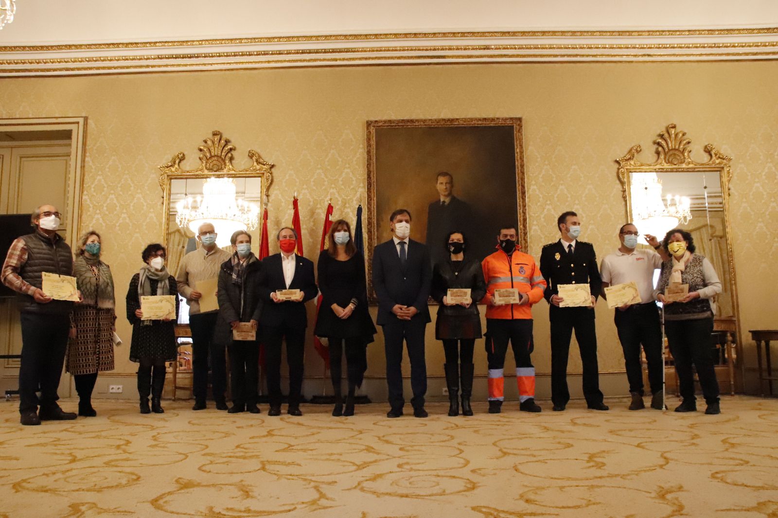 Los voluntarios premiados, junto al alcalde Carbayo y la concejala Parres