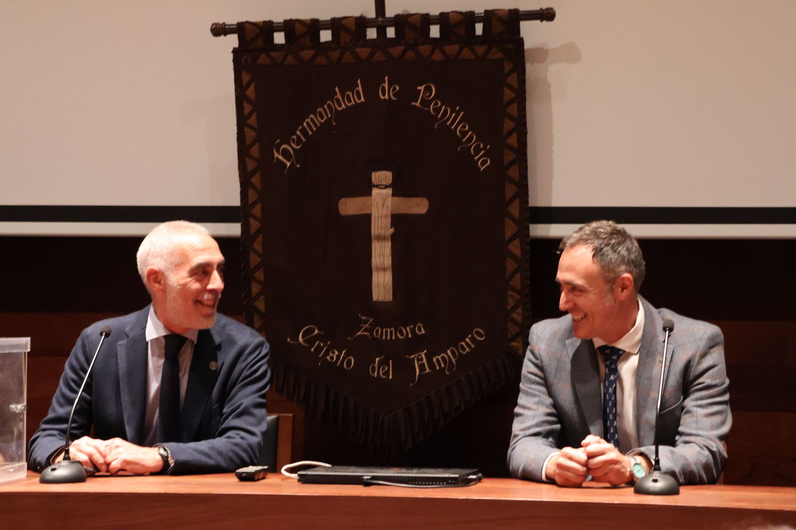 Antonio Martín Alén situado en la izquierda en el salón de actos del Museo Etnográfico de Castilla y León,