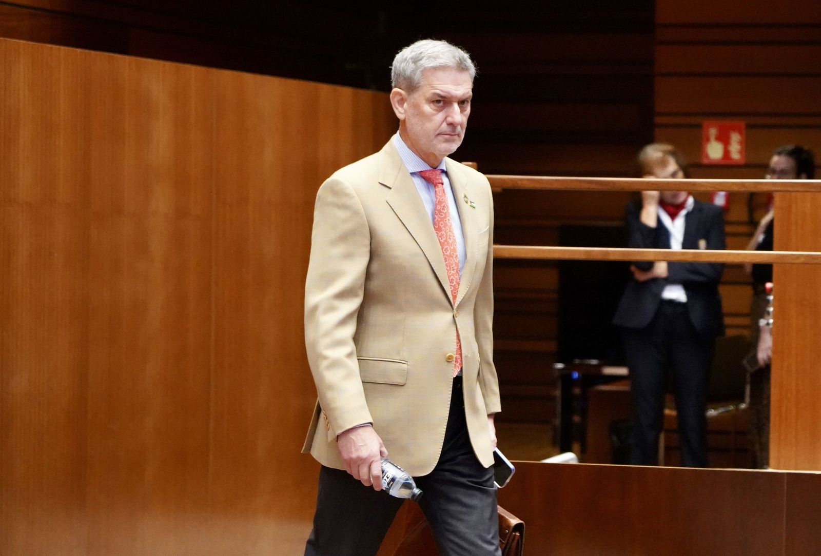 El procurador socialista José Luis Vázquez a su llegada a la segunda sesuón del Pleno de las Cortes