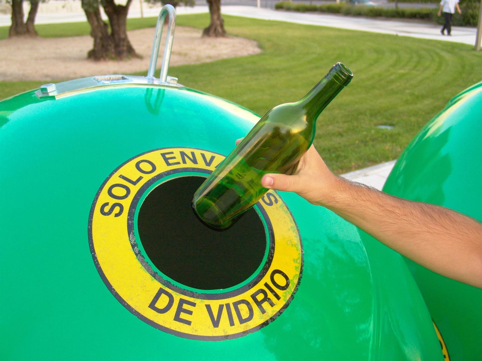 Contenedor reciclaje vidrio. ECOVIDRIO. Archivo.