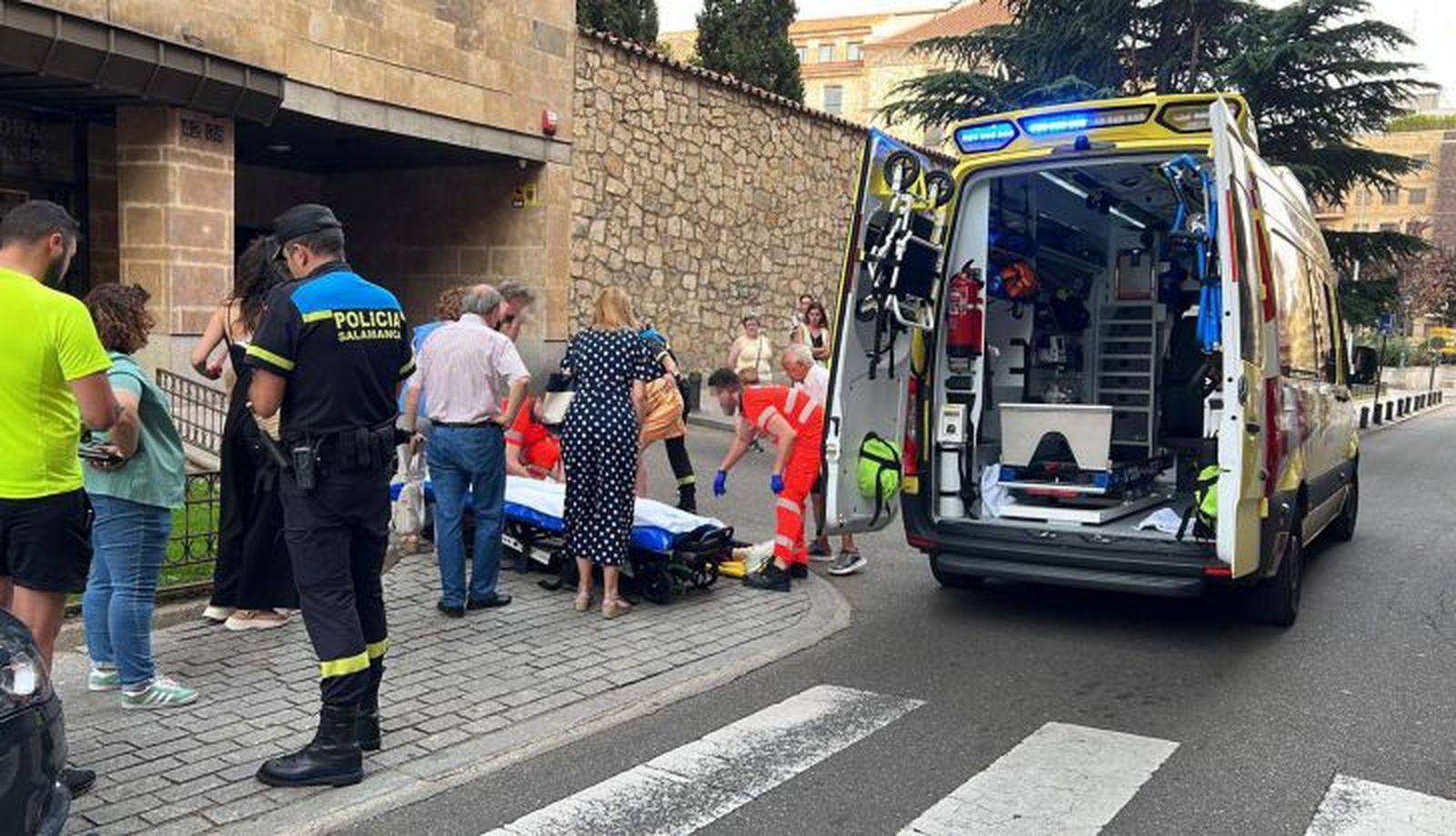 Herida una mujer tras ser atropellada en la calle Condes de Crespo Rascón (3)