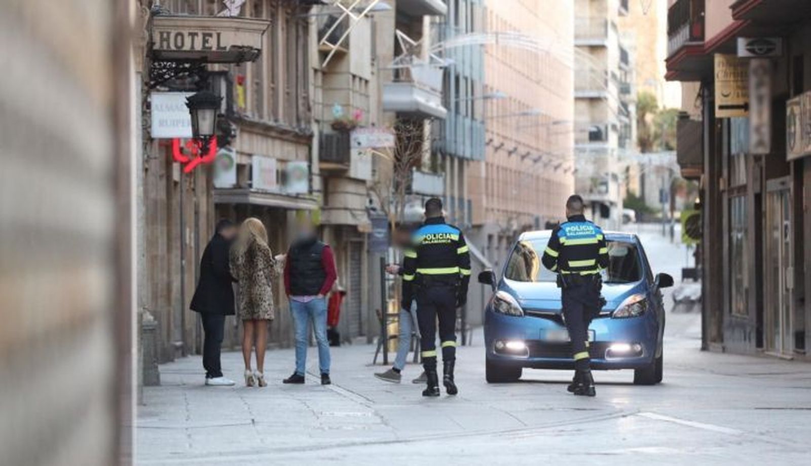La Policía Local identifica a dos personas a la salida de la fiesta por la mañana