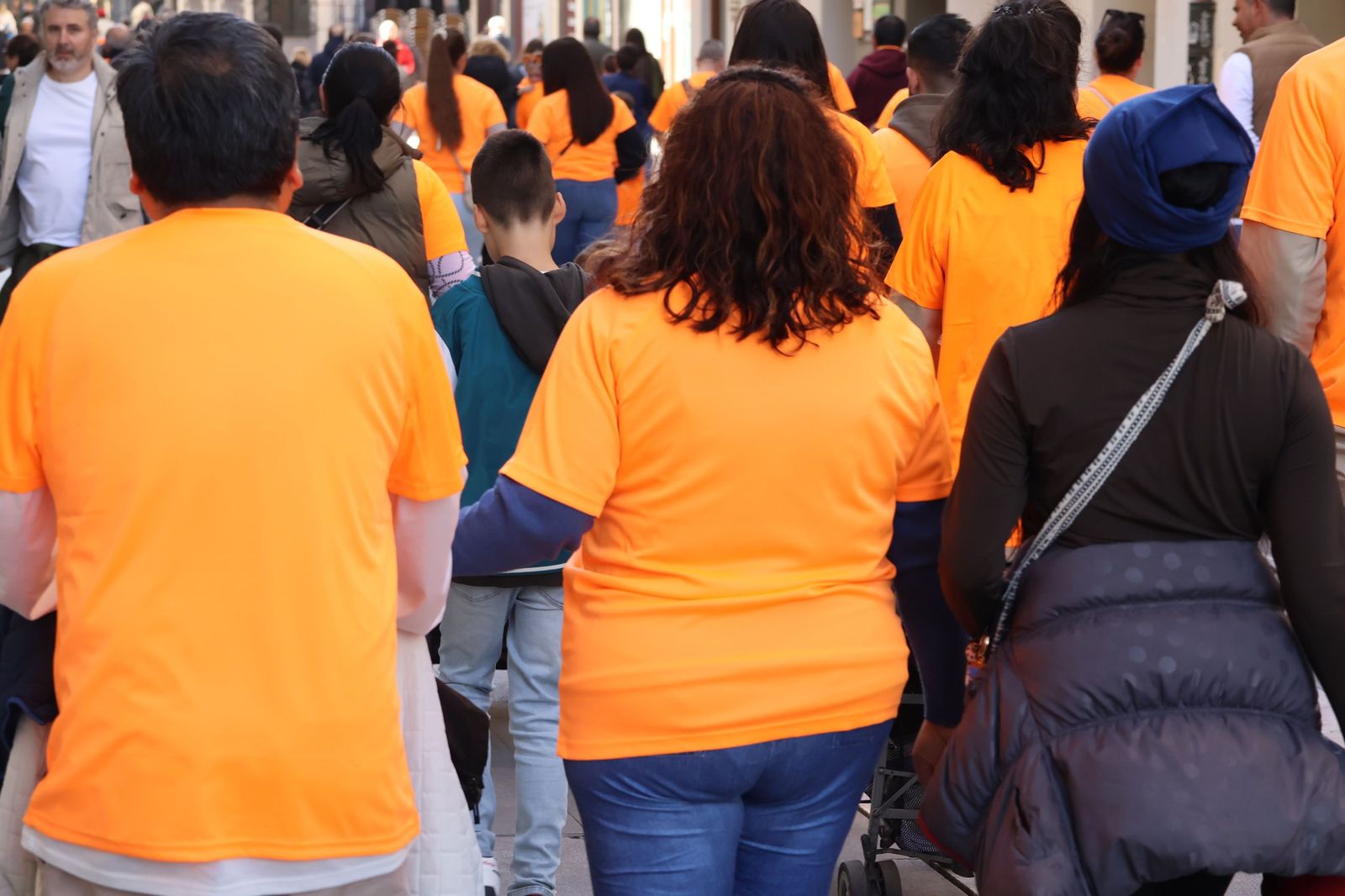 GALERÍA | El centro de Zamora se tiñe de naranja para visibilizar el TDAH