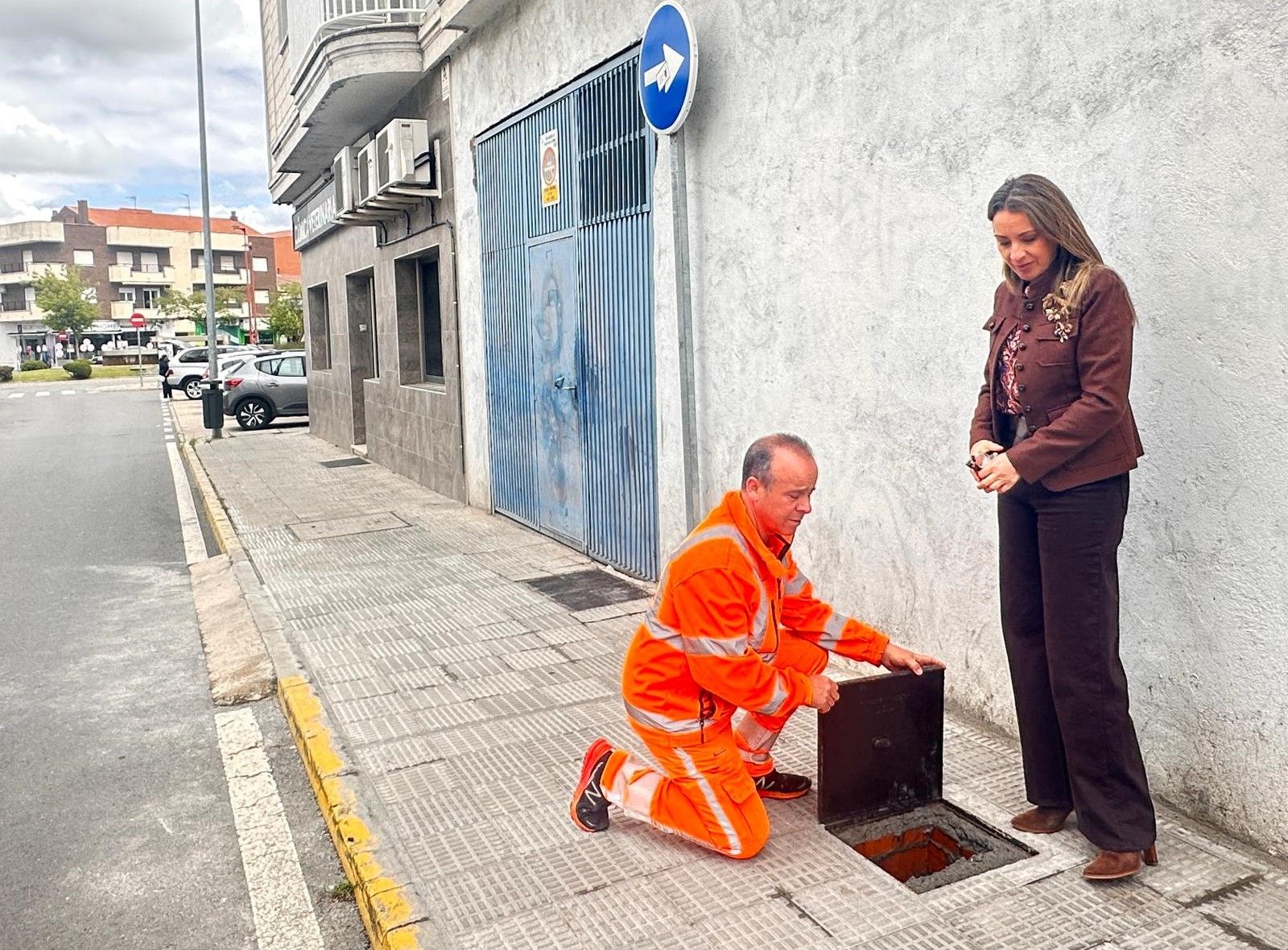 La concejala de Obras, Marta Labrador, visita las obras de canalización y acerado en la calle Villalar