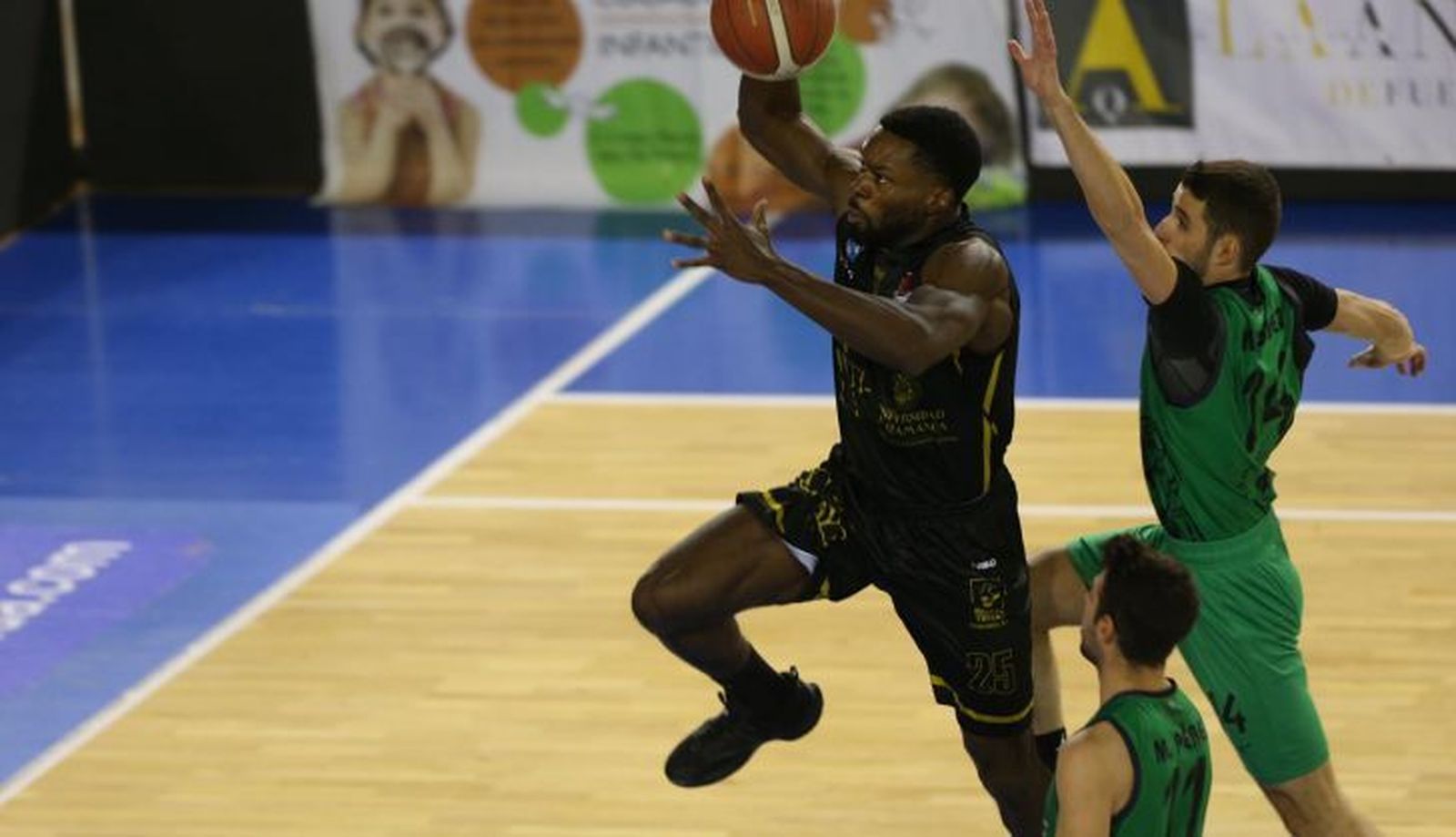 Ukawuba ataca la canasta ante Claret / FOTO SALAMANCA24HORAS.COM