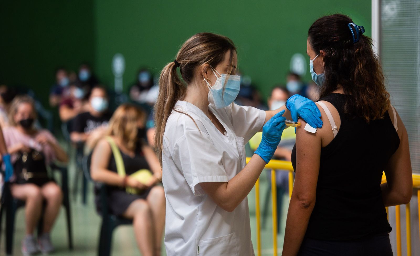 Vacunación de una joven