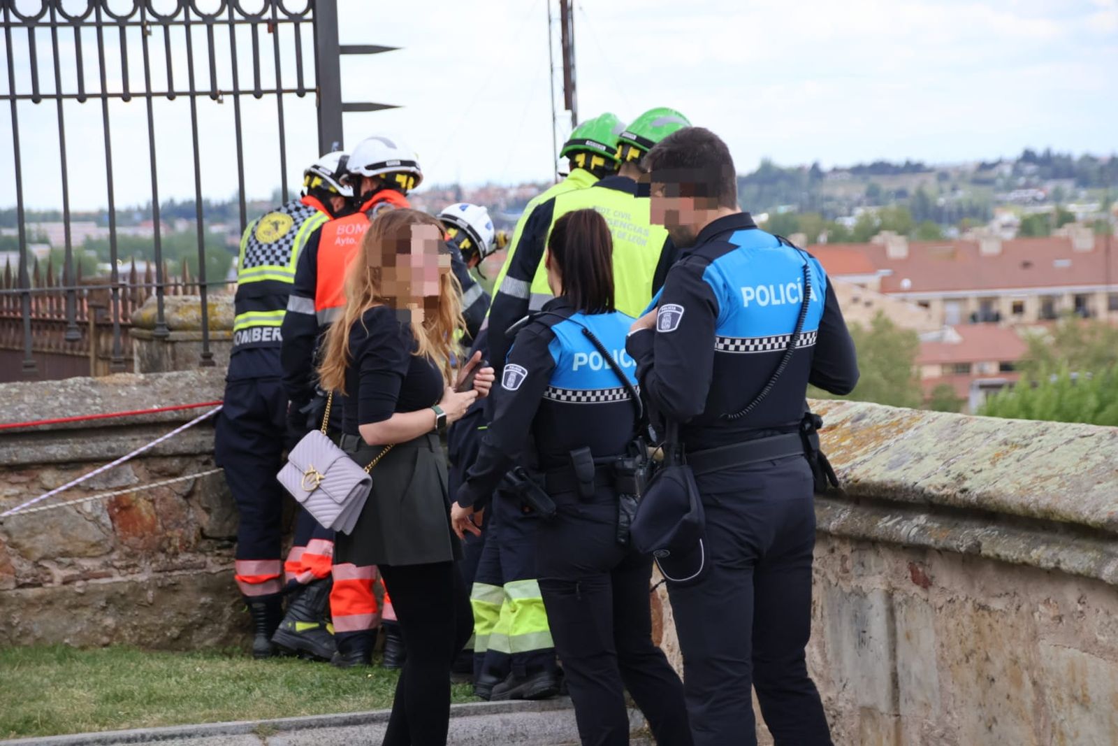 los-bomberos-acuden-a-rescatar-a-un-perro-que-habia-caido-en-el-mirador-de-la-facultad-de-ciencias-fotos-andrea-m-4