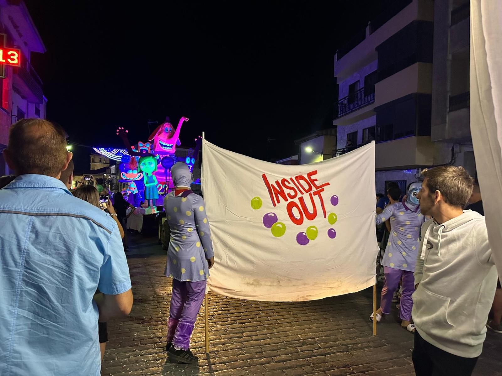 El desfile de carrozas de Aldeadávila vuelve a llenar de luz y color las calles en sus fiestas