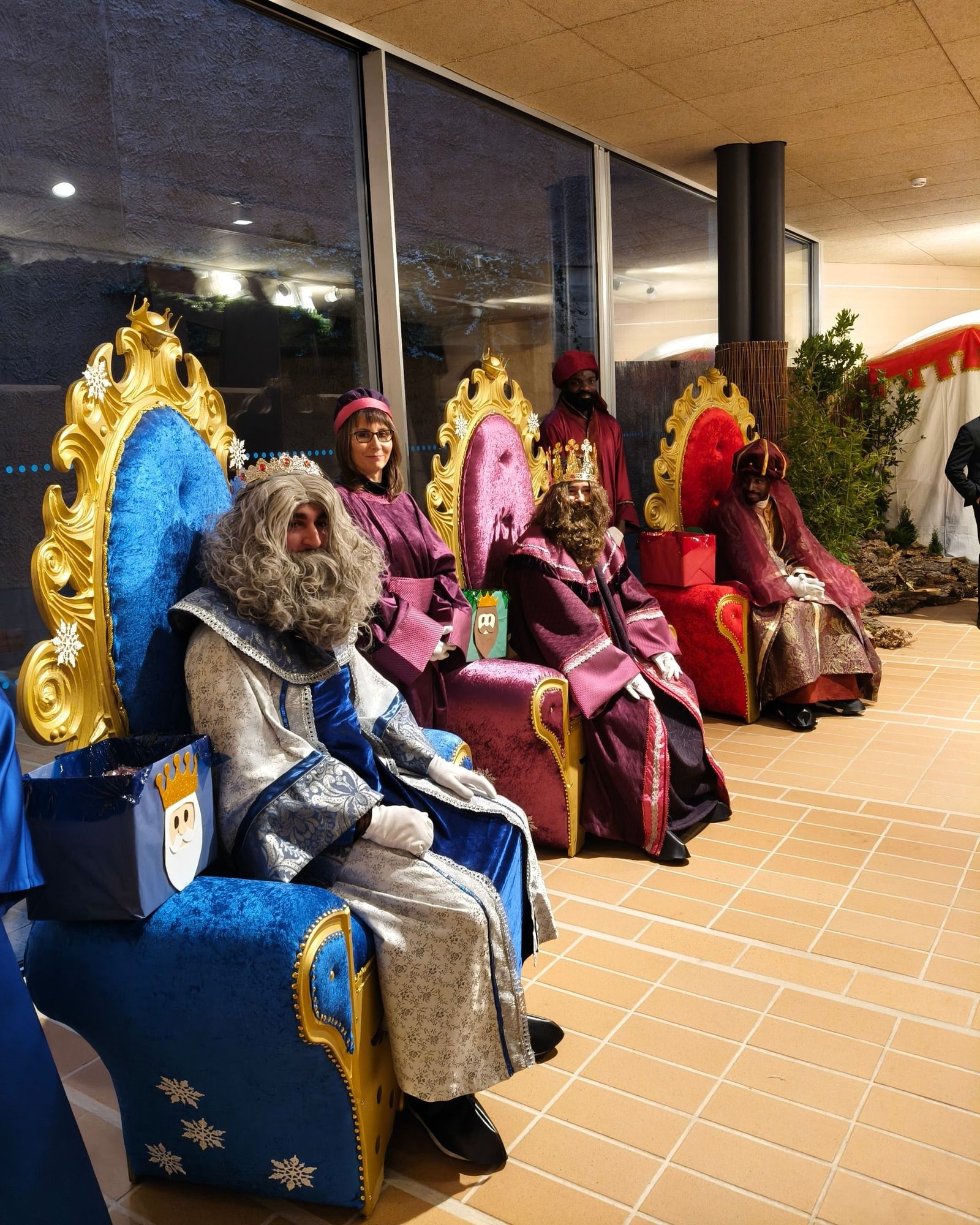 Los Reyes Magos visitan Carbajosa para recoger las últimas cartas