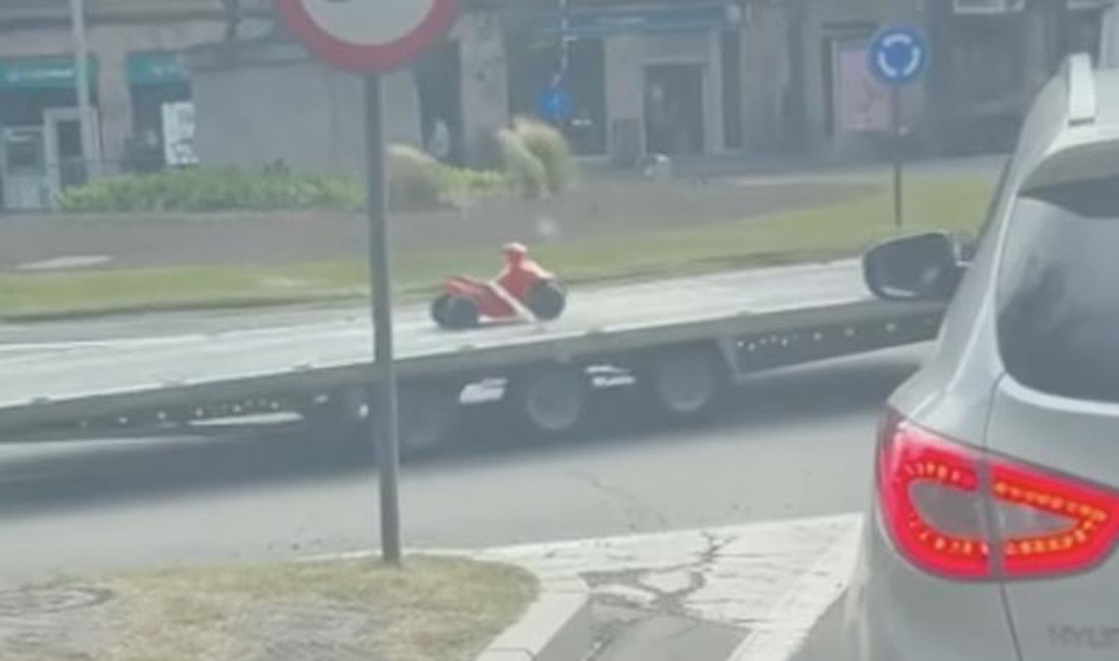 Las espectaculares imágenes de un triciclo siendo remolcado por el centro de Salamanca