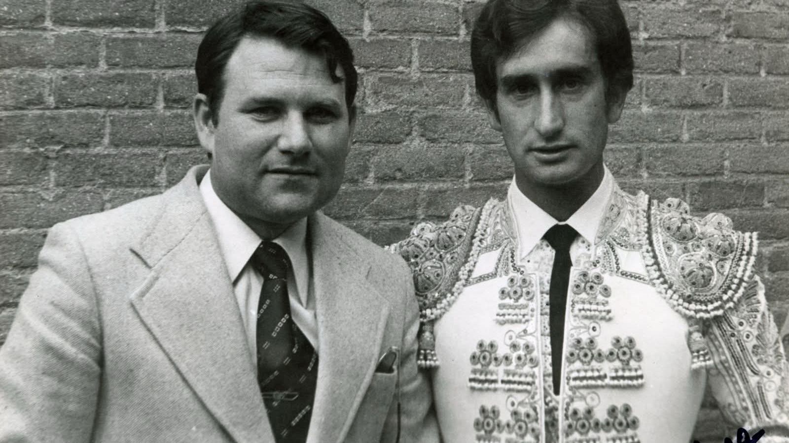 Julio Robles junto con su íntimo amigo Félix Amayuelas en el patio de cuadrillas de Las Ventas