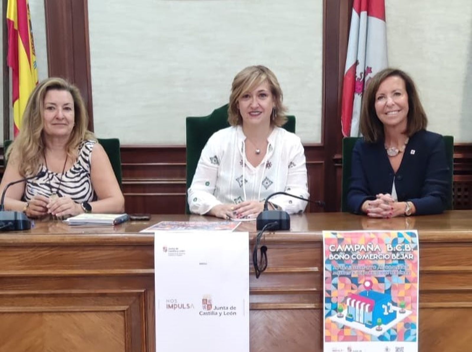 La concejala de Comercio, Rosa Torres, junto con la directora general de Comercio y Consumo de la Junta de Castilla y León, María Petit