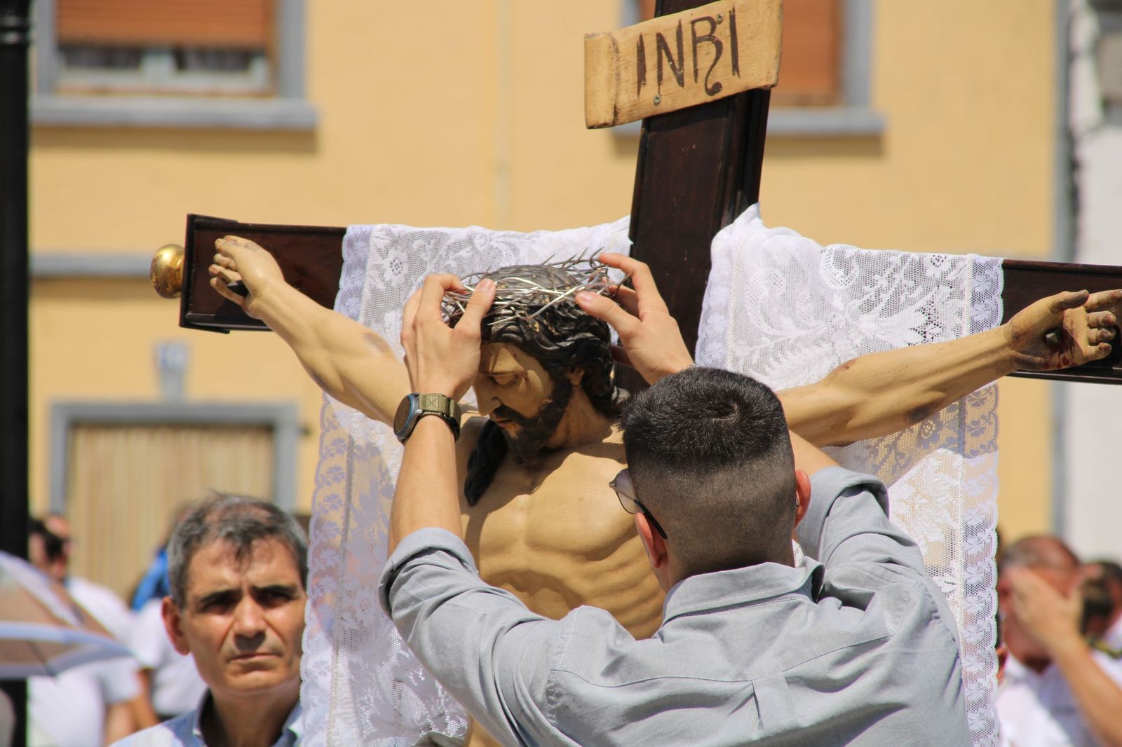 Procesión en honor al Cristo de las Batallas en Castellanos de Moriscos