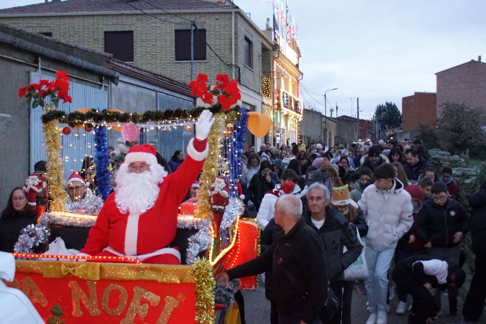 Papá Noel recorre las calles de Alba de Tormes y entrega regalos a los niños