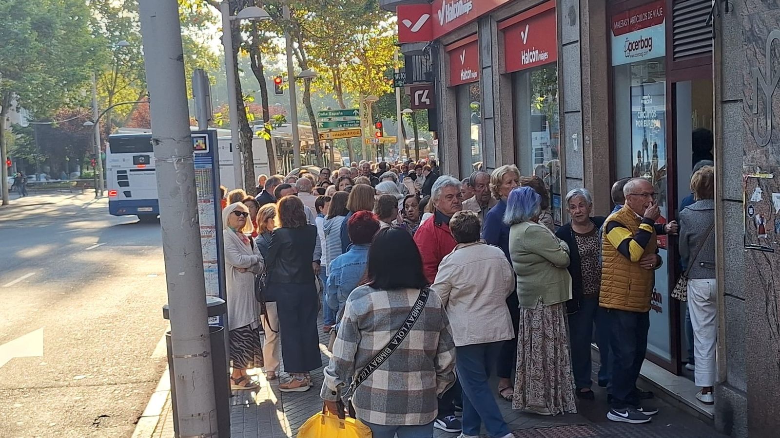 Colas en las agencias de viajes para contratar viajes del IMSERSO (1)